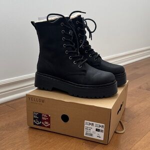 Women's Winter Black Lace-Up Boots